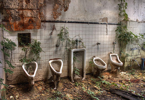 Перейти на Garden Of Urinals